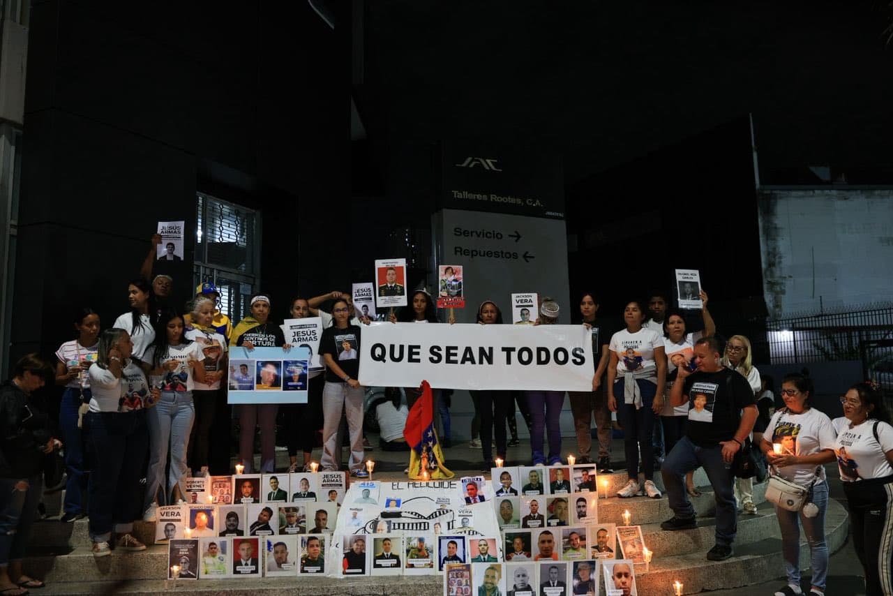 Corte de luz en El Helicoide: Familias siguen exigiendo libertad de presos políticos