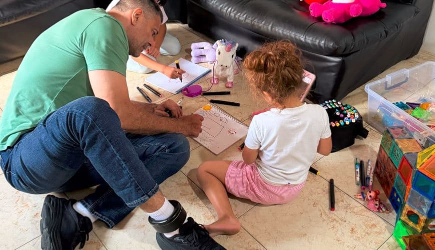 Freddy Superlano continúa con grillete a pesar de su libertad plena