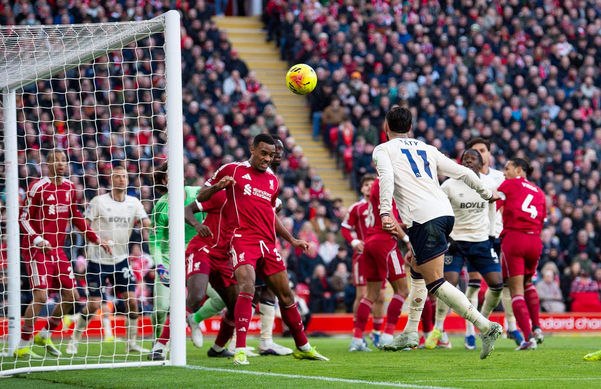 Liverpool se acerca a la Champions tras un espectacular triunfo