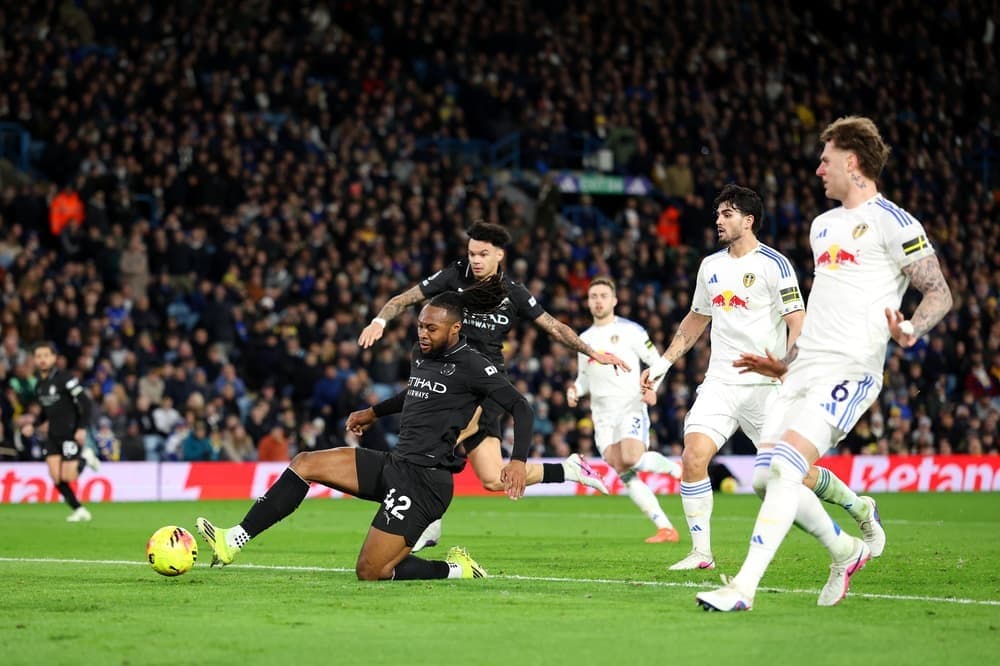El Manchester City supera al Leeds y se aferra a la cima de la Premier