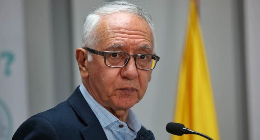 Ministro de Salud enfrenta moción de censura tras muerte de niño en Colombia