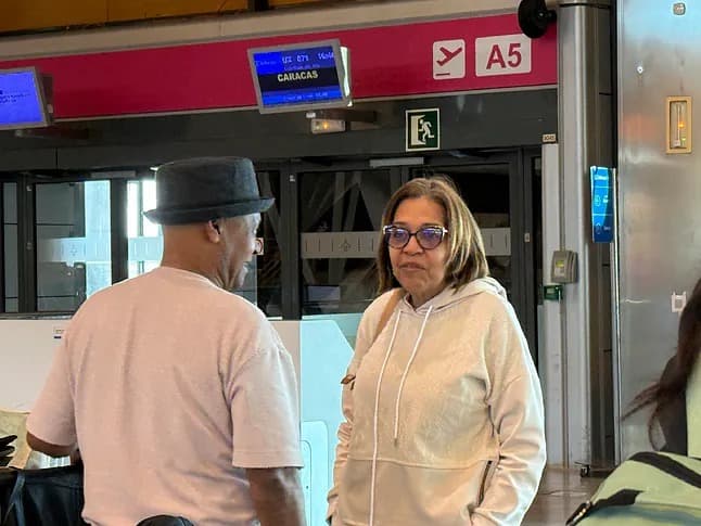 Venezolanos regresan con cautela en el primer vuelo Madrid-Caracas