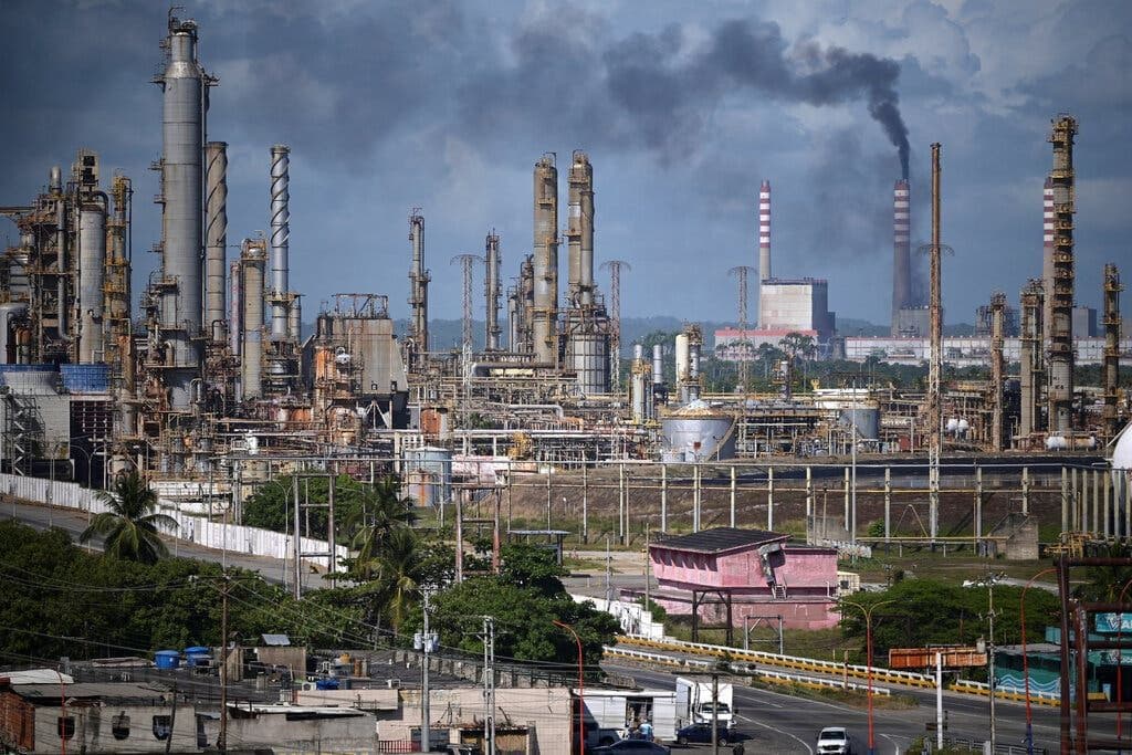 EEUU y Venezuela Revisan Contratos Petroleros Confidenciales de Maduro