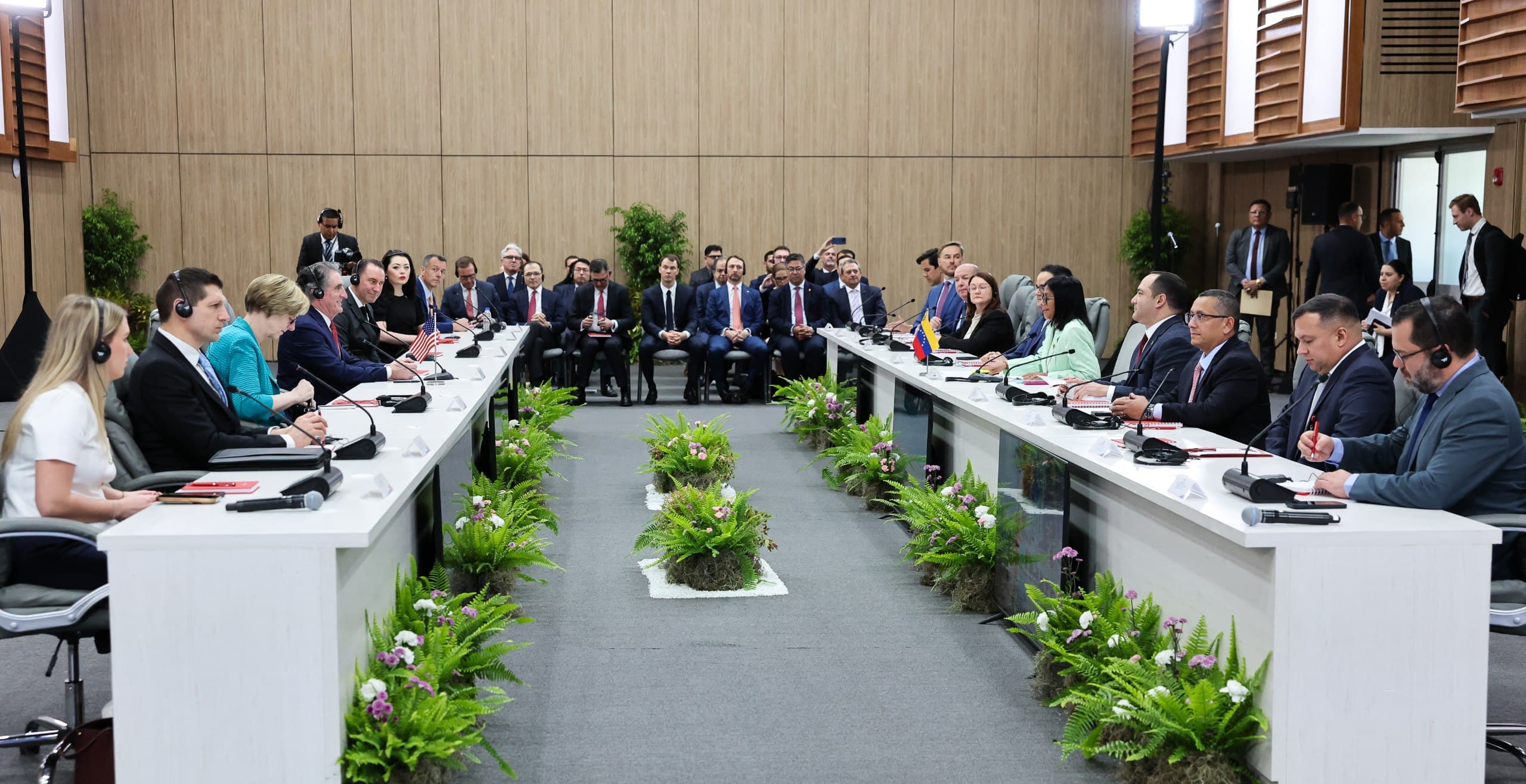 Reunión en Caracas: Delcy Rodríguez y Burgum sellan acuerdo con Shell