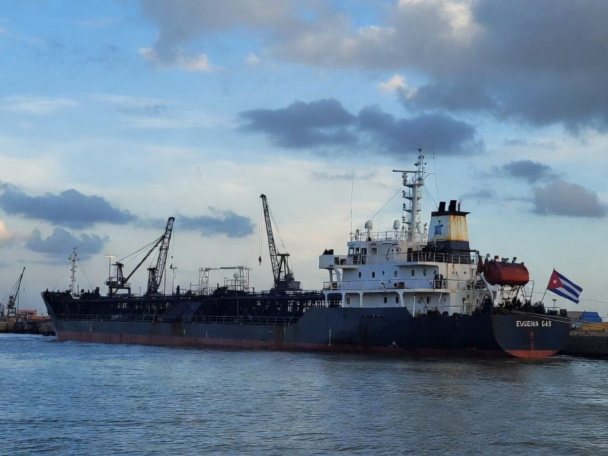El tanquero cubano Eugenia Gas inicia carga de GLP en Venezuela