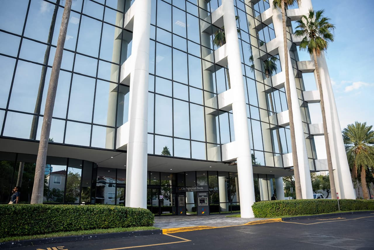 El Dr. Carlos Cohen: Un Dermatólogo Venezolano que Transforma Vidas en Miami