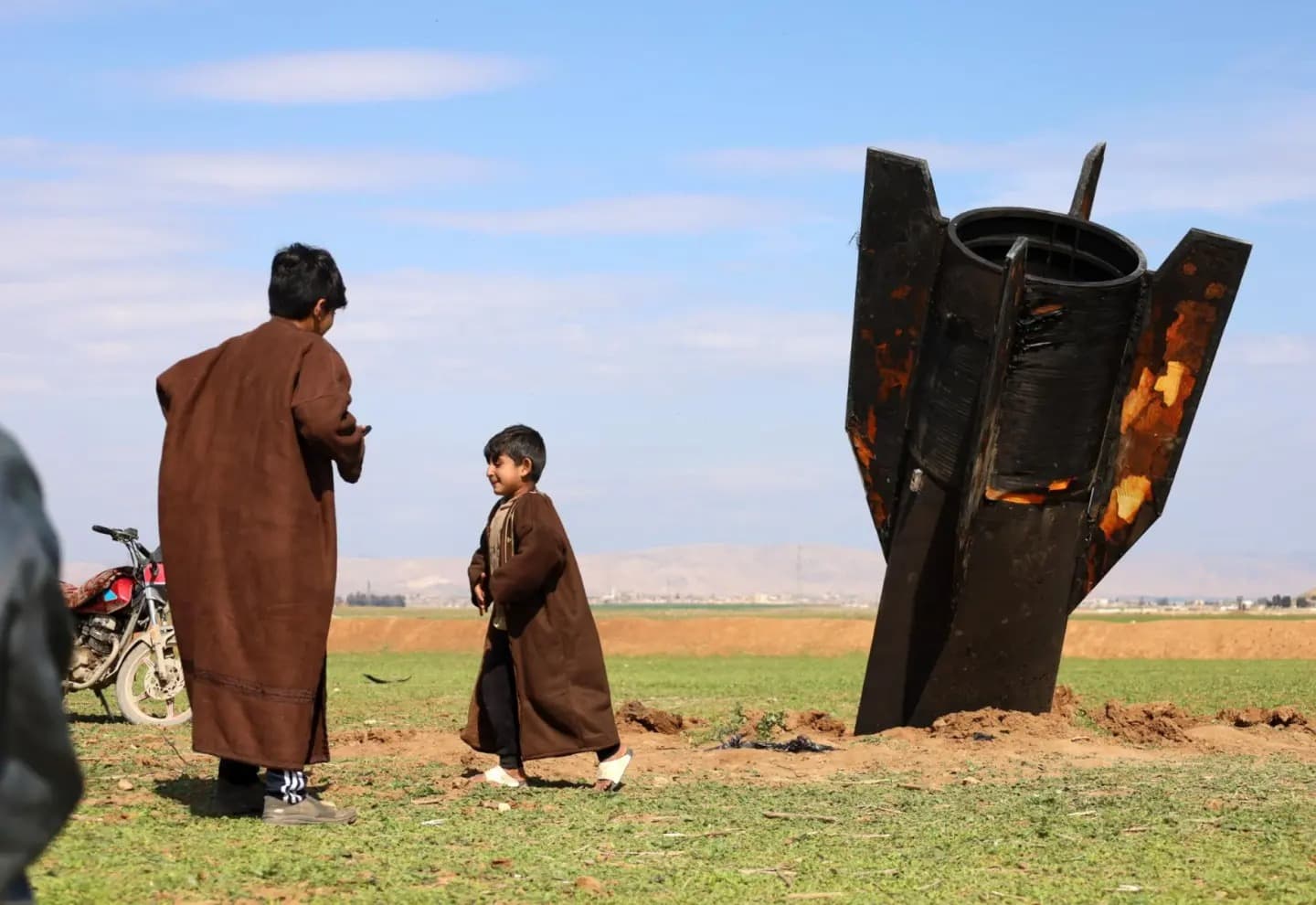 Impactante: Niños juegan con misil iraní sin detonar en Siria (FOTOS)