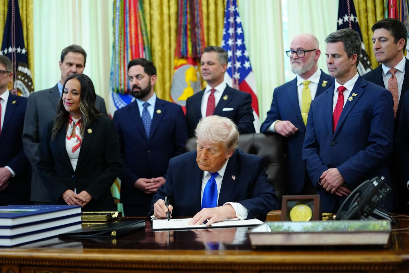Trump firma acuerdo bipartidista y acaba con el cierre del DHS