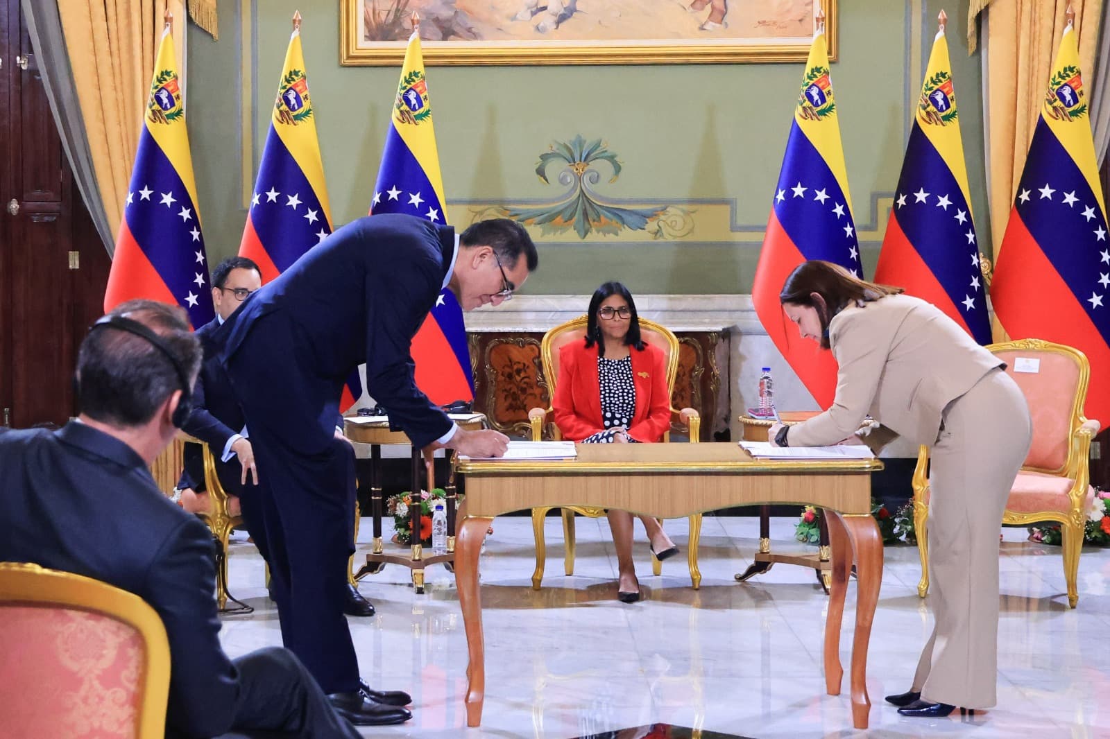 Delcy Rodríguez se reúne con delegación de EE.UU. para nuevos acuerdos