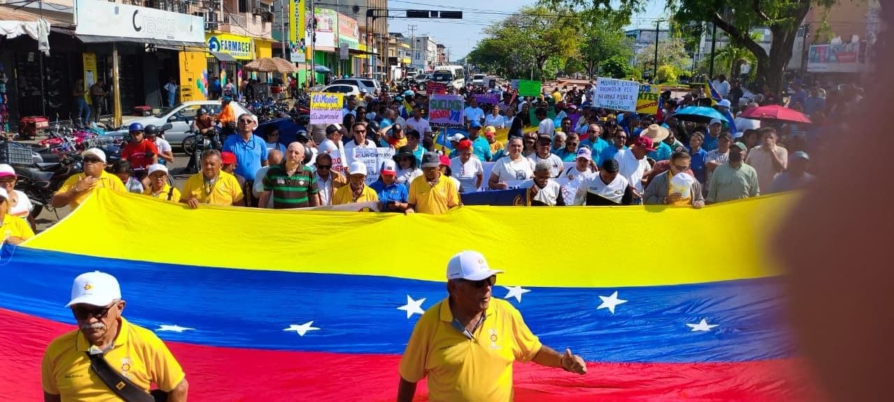 Trabajadores de Apure exigen respeto a la Constitución en su día