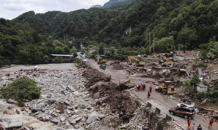 Tragedia en Gansu: Deslizamiento de Tierra Deja Cinco Muertos y Doce Desaparecidos