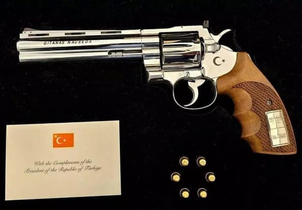 Erdogan sorprende a líderes europeos en la OTAN con un curioso regalo