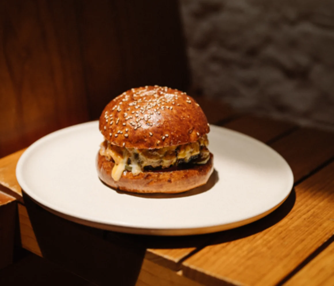 Chef mexicano utiliza hamburguesas para ayudar a damnificados en Venezuela