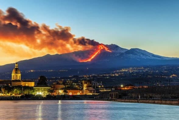 Aeropuerto de Catania en Sicilia permanecerá cerrado por volcán Etna