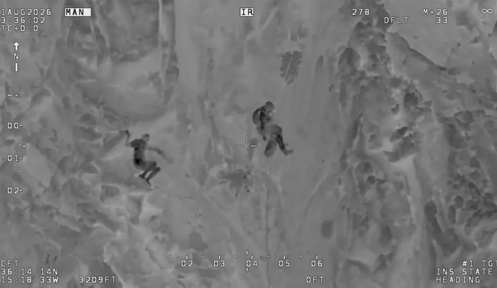 Rescatistas de Las Vegas salvan a escalador colgado de la montaña