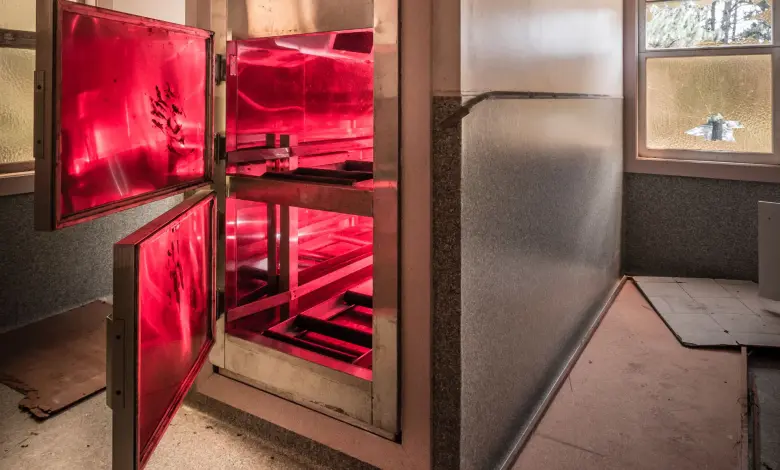 Hallan 56 cadáveres en descomposición en funeraria de Chicago