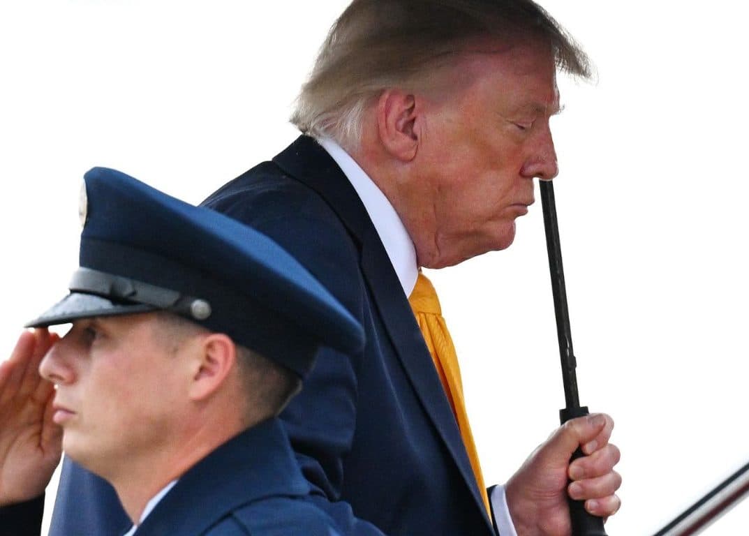 Donald Trump sorprende con nuevo look tras accidente de tinte