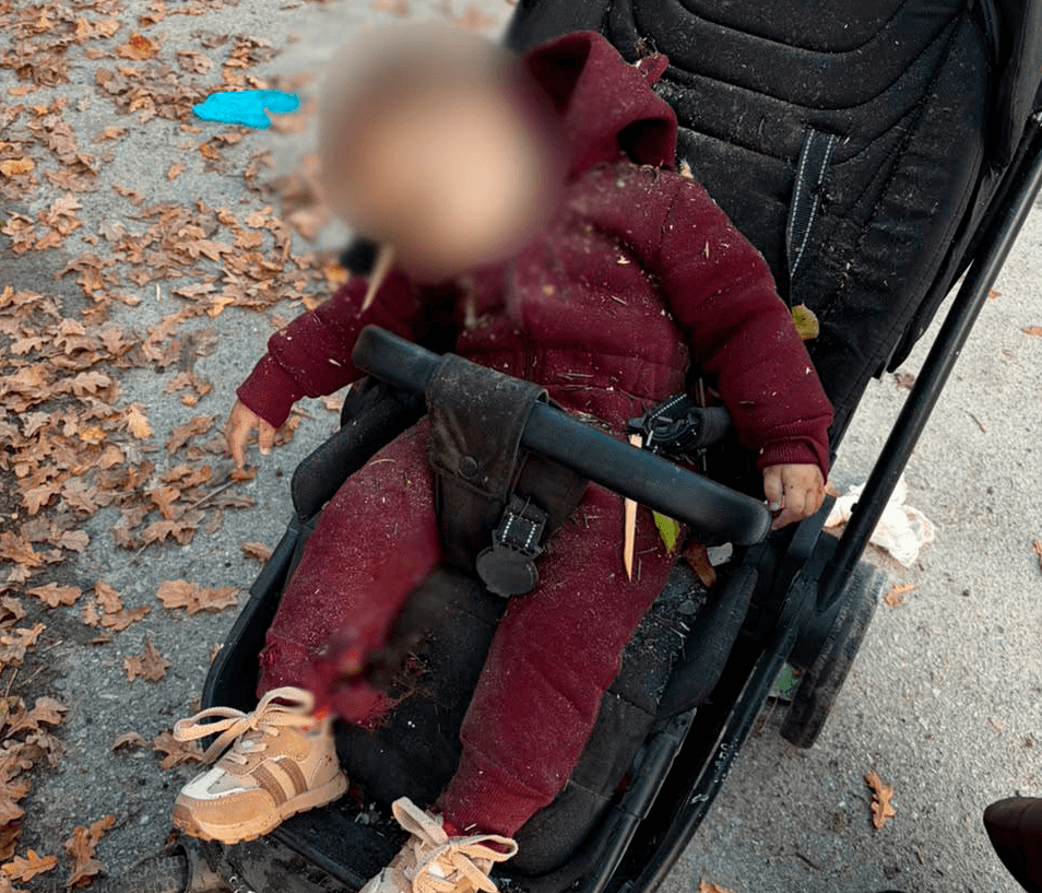 Dron ruso mató a una bebé mientras su madre la paseaba en coche en un parque de Ucrania