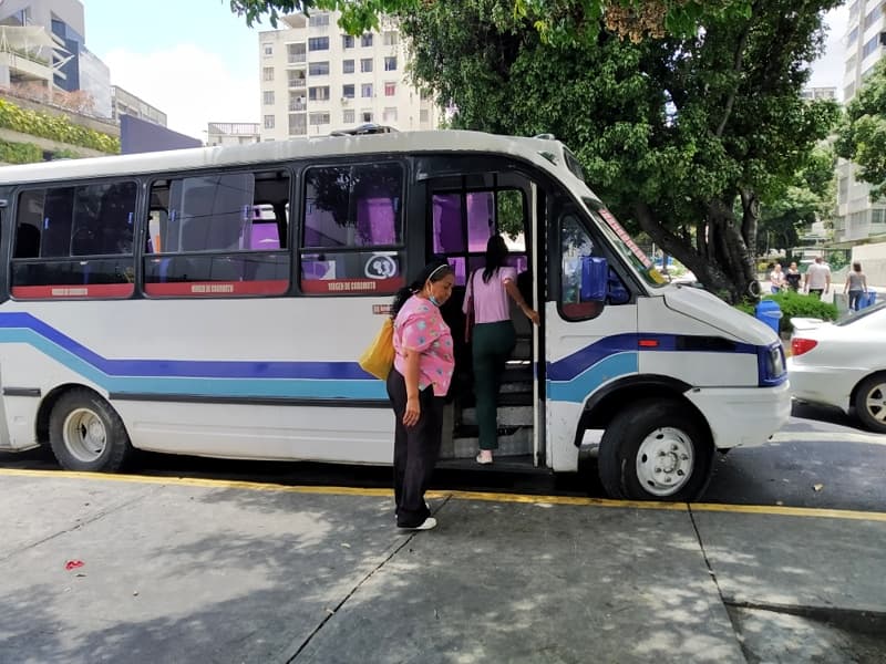 El nuevo pasaje mínimo en Bs. 140 genera controversia en Venezuela