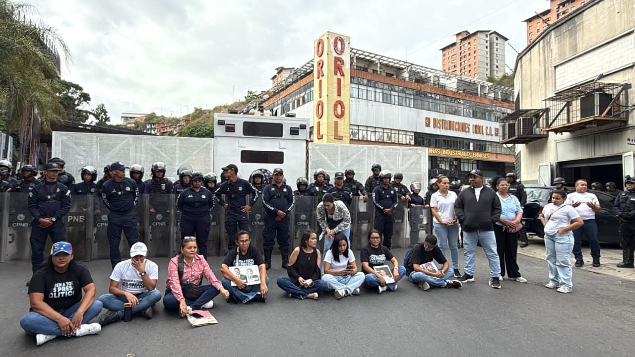 Familiares de presos políticos en vigilia por temor a traslados desde El Helicoide