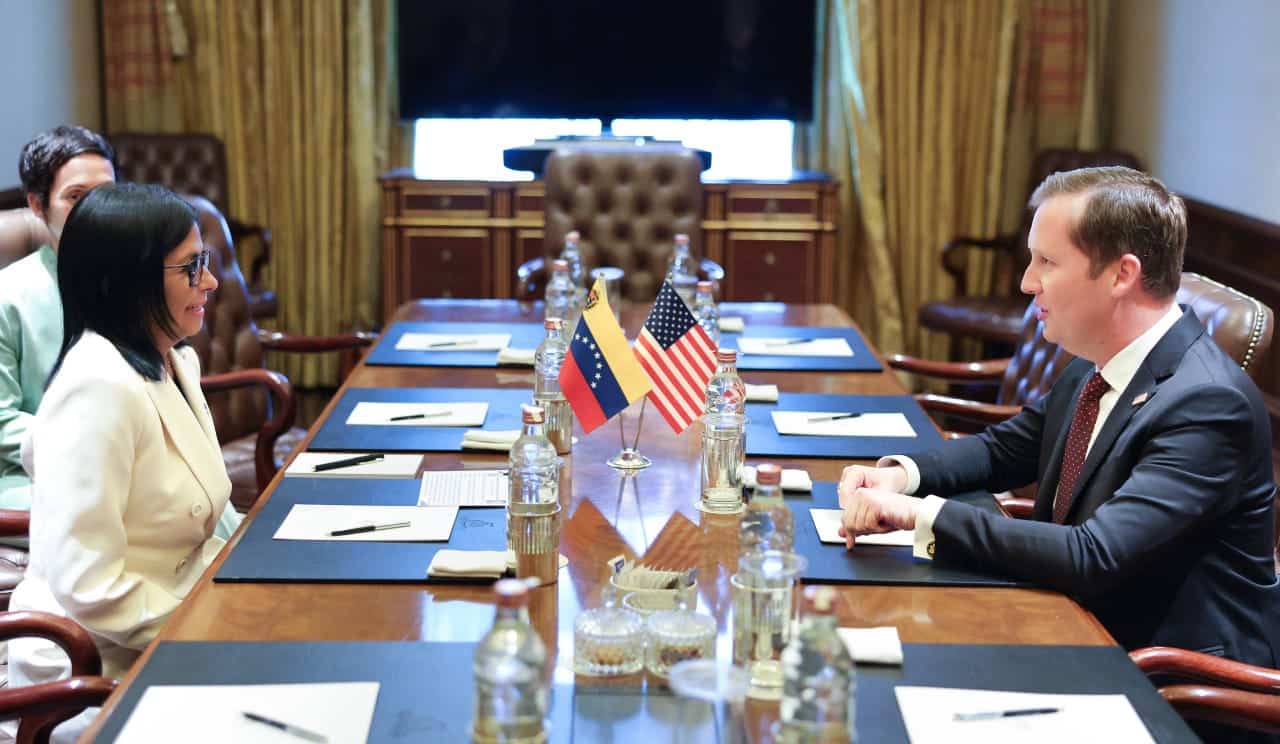Delcy Rodríguez y el embajador de EEUU: Diálogo en medio de la crisis petrolera