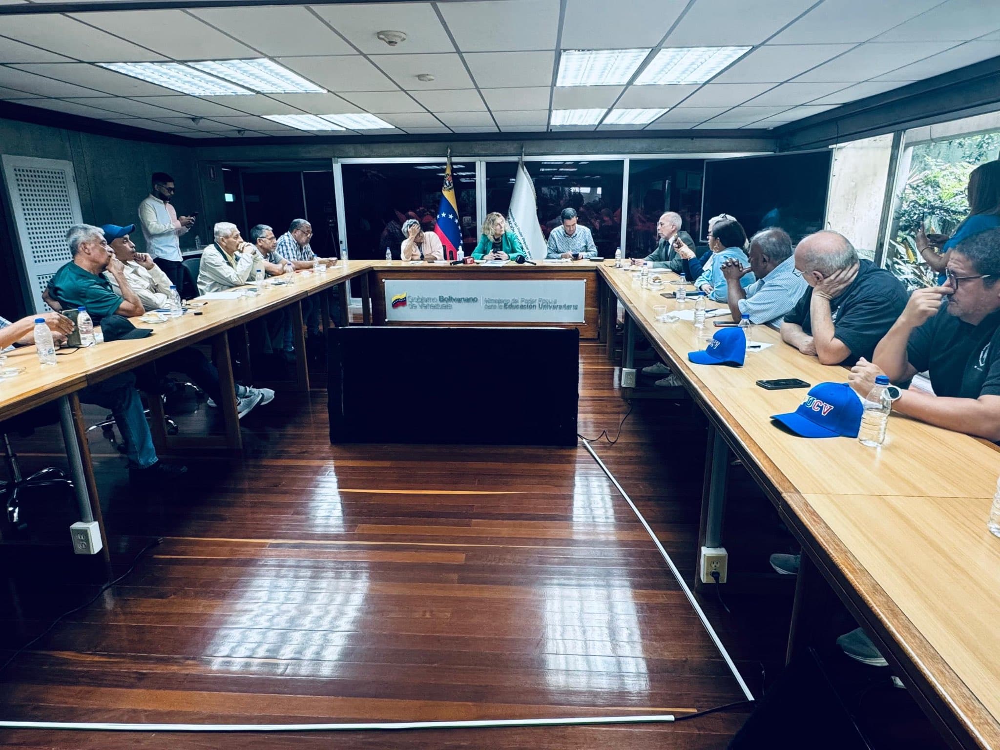 Ministerio de Educación Universitaria y gremios dialogan sobre salarios