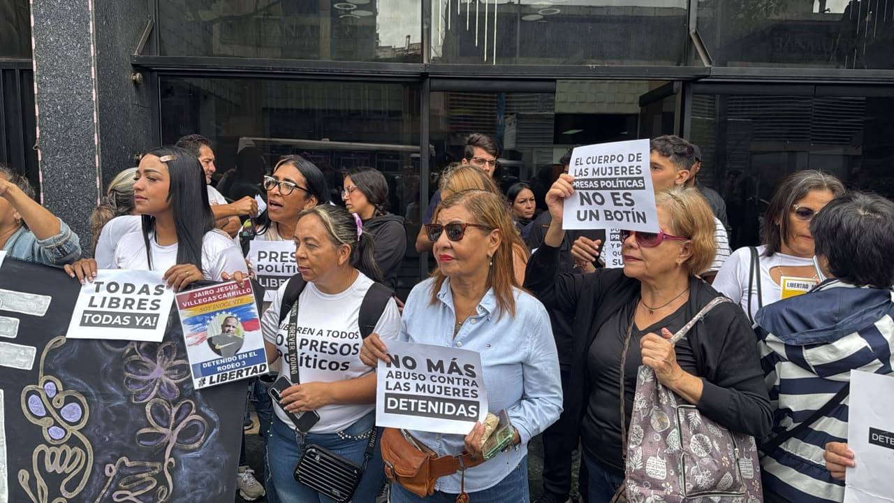 Familiares exigen liberación de presas políticas y critican a Ministra Santaella