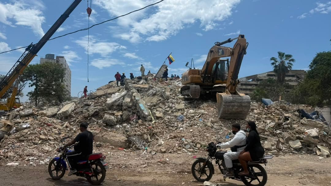 Desesperada búsqueda de familias atrapadas en La Guaira tras sismo