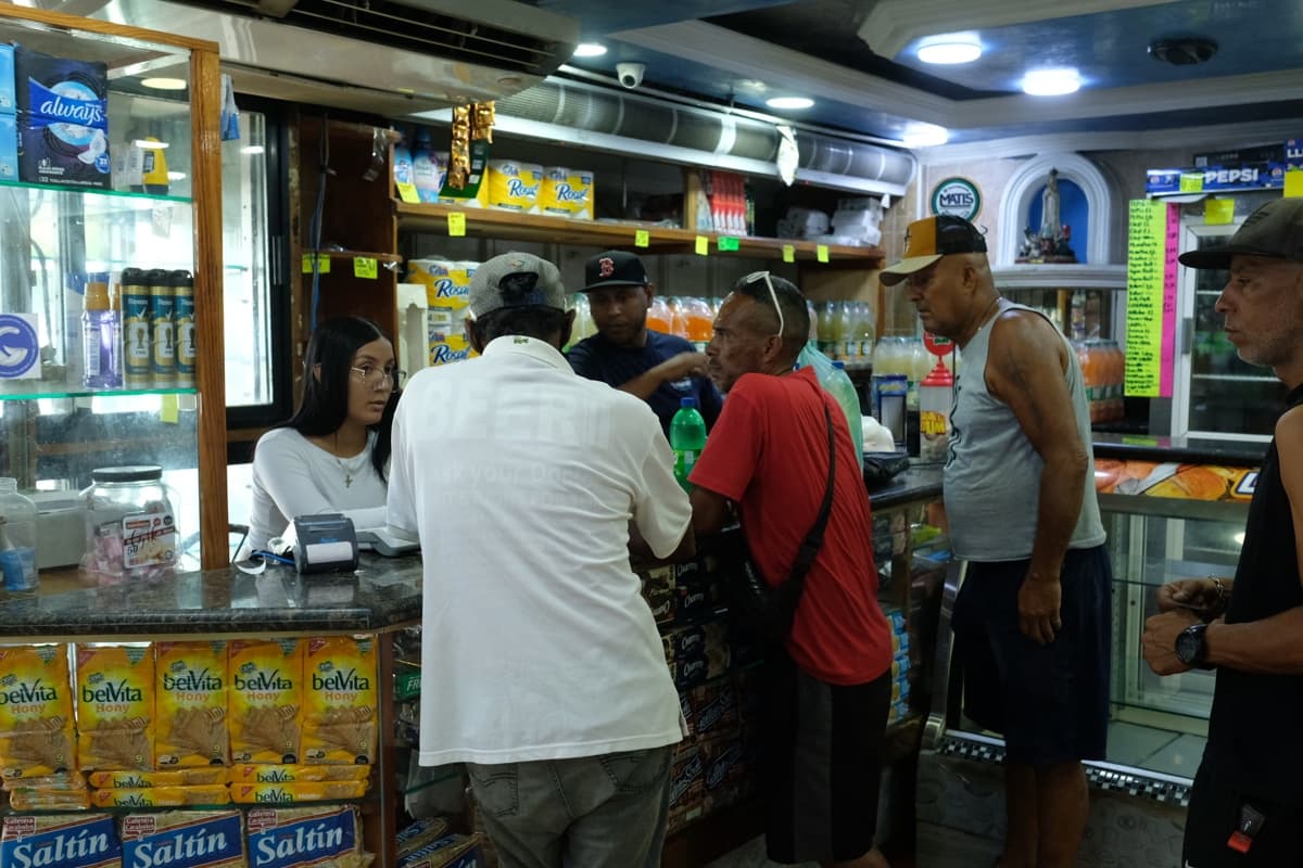 Recuperación gradual: Comerciantes levantan santamarías en La Guaira