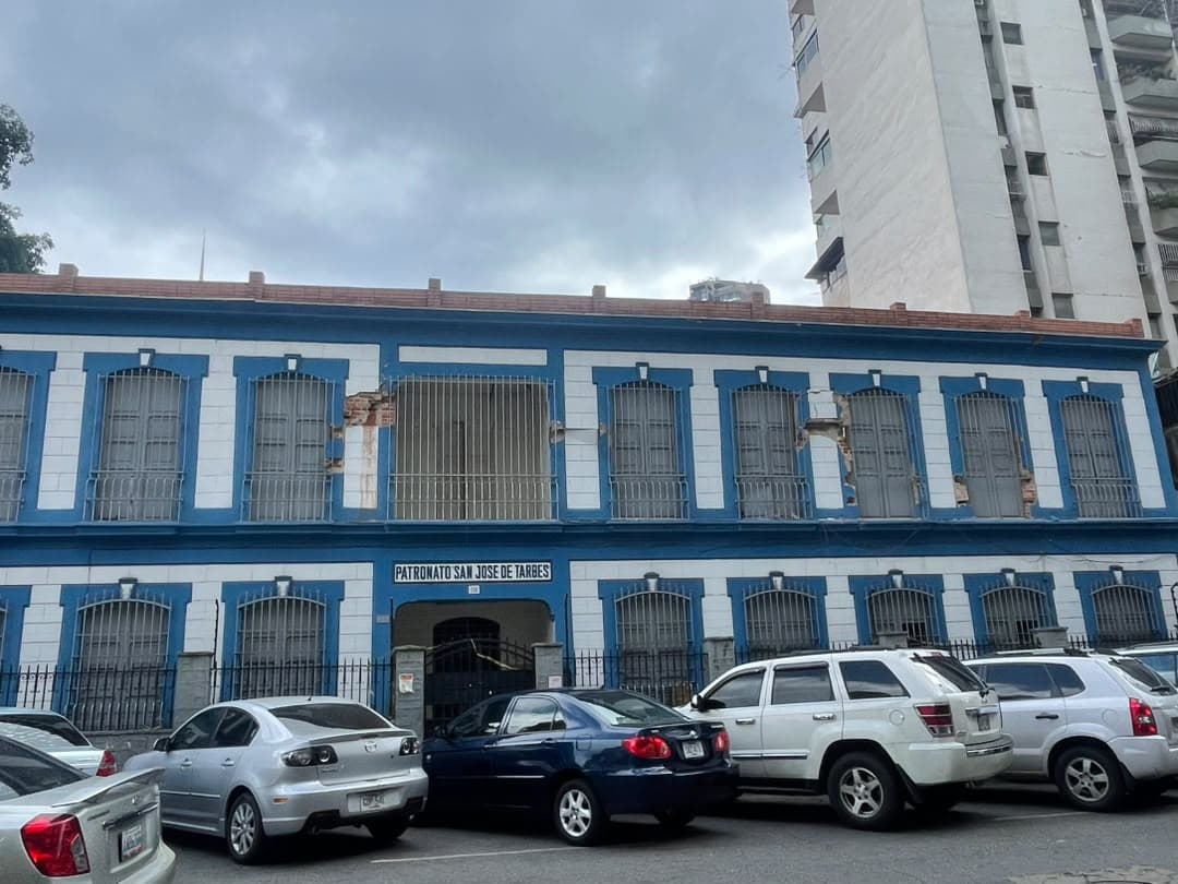 Venezolanos enfrentan crisis educativa: aulas en ruinas y maestros sin hogar