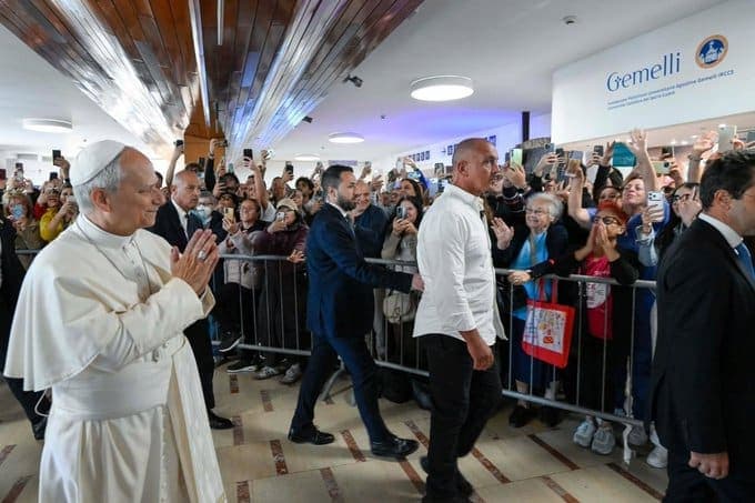 El papa León XIV entra caminando al hospital antes de ser operado del pulmón