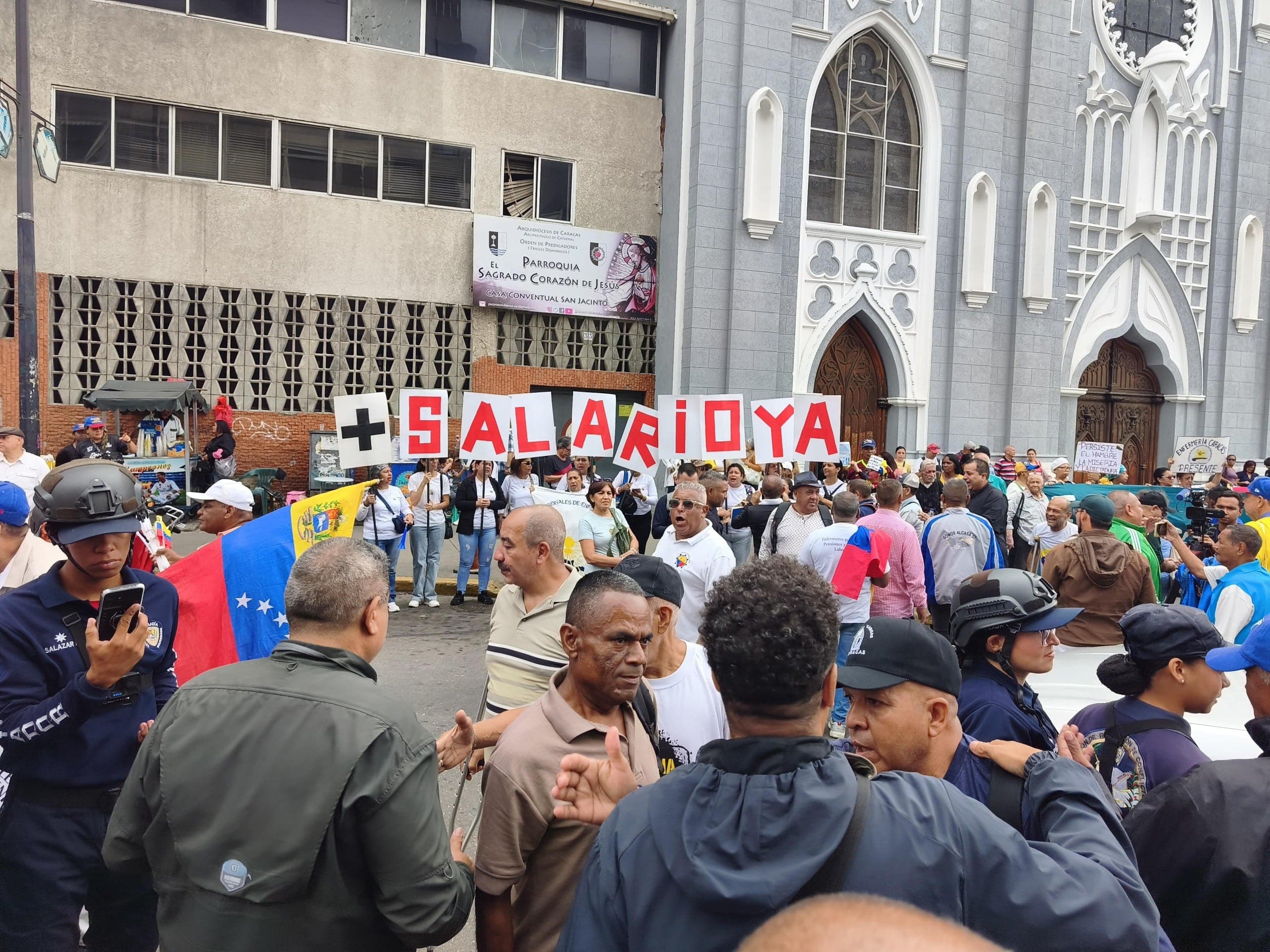 Trabajadores y gremios marchan en Caracas, pero barricadas policiales les impiden llegar a Miraflores
