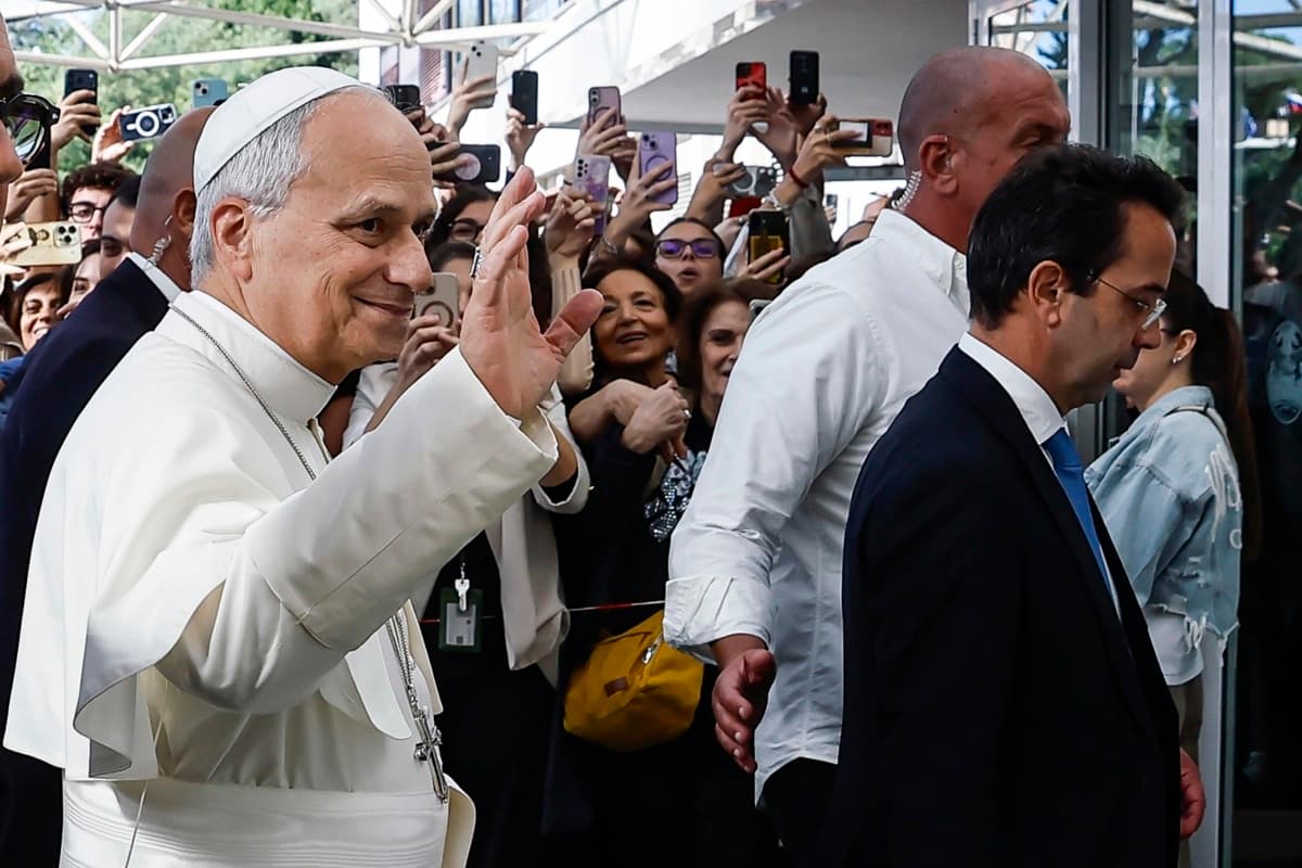 León XIV regresa al Vaticano tras recibir el alta hospitalaria