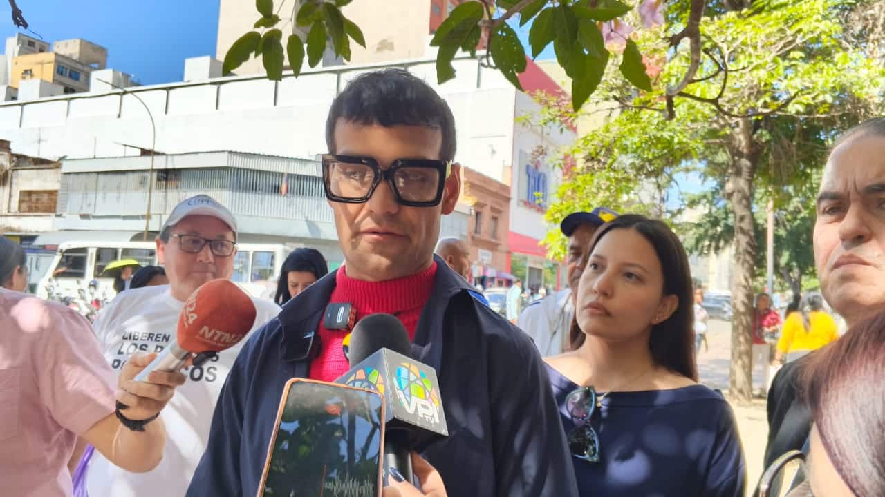 El estudiante de Comunicación Social Jonathan Carrillo exige libertad plena frente al Palacio de Justicia