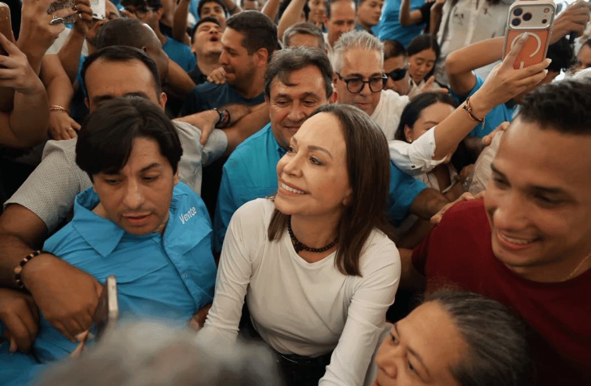 Voces nacionales e internacionales saludan el regreso de Machado: el interinato guardan silencio