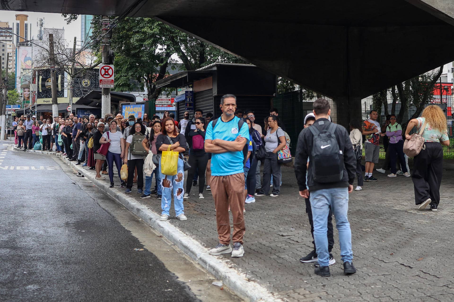 Prorrogan dos horas las elecciones en Brasil por lluvias y problemas con el transporte