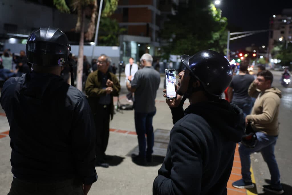 Vigilias en la segunda noche de espera por excarcelación de presos políticos