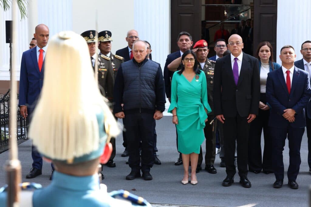 Con “equilibrio inestable” inicia el gobierno Delcy Rodríguez: ¿Podrá cumplir exigencias de Trump sin fracturas internas?