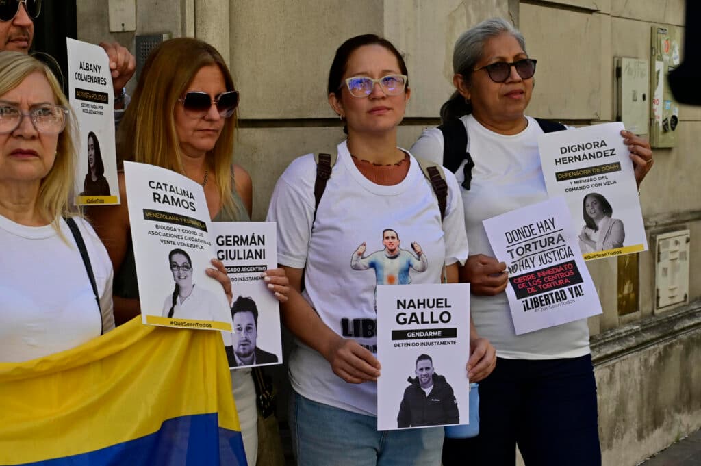 Familiares de argentinos detenidos en Venezuela buscan apoyo del Vaticano