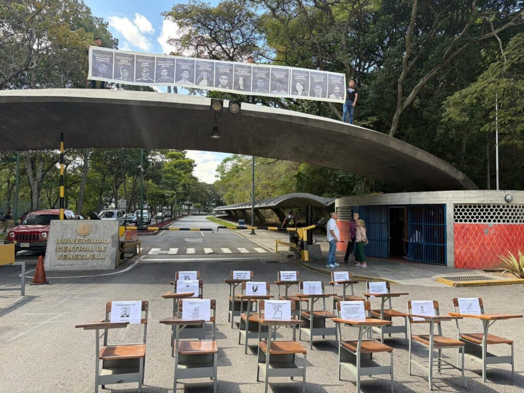 Estudiantes de la UCV exigen liberación de presos políticos en 'pupitrazo'