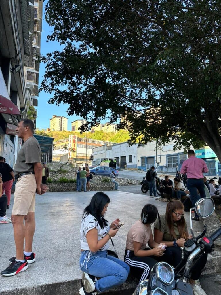 Familiares se mantuvieron en El Helicoide con la esperanza de ver a sus seres queridos en libertad