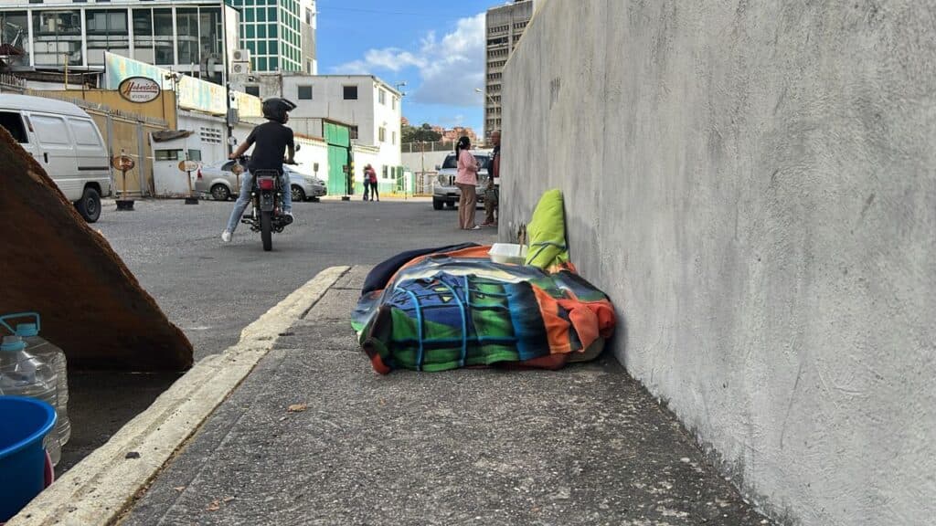 Familiares siguen apostados en la Zona 7 de Boleíta en espera de más excarcelaciones