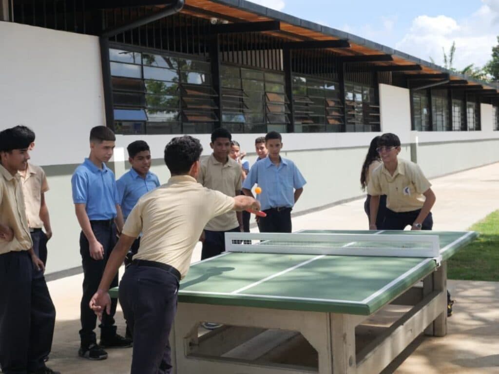 Maestros venezolanos exigen garantías de seguridad para reanudar clases sin riesgos