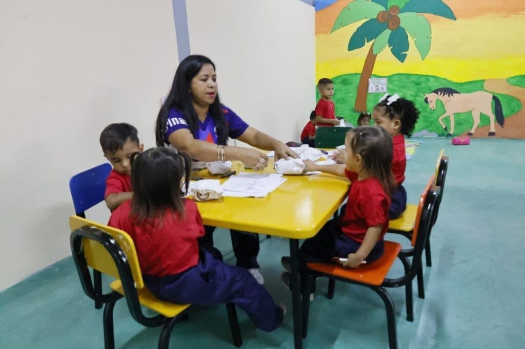 Docentes venezolanos conmemoran el Día del Maestro entre resiliencia y reclamos salariales