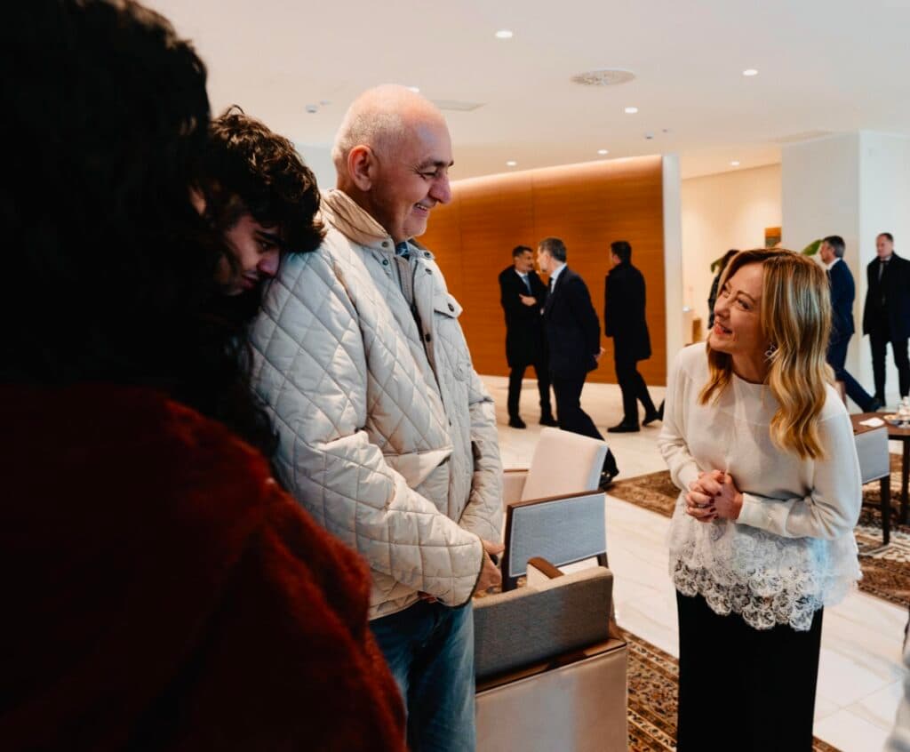 Meloni recibe en Roma a dos presos políticos italianos excarcelados en Venezuela