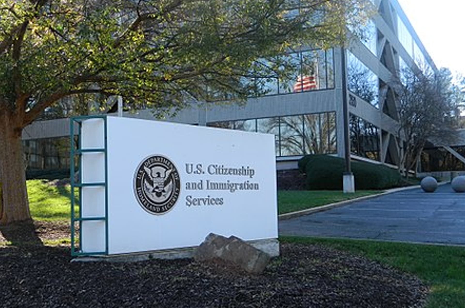 USCIS planea suspender permisos de trabajo para solicitantes de asilo