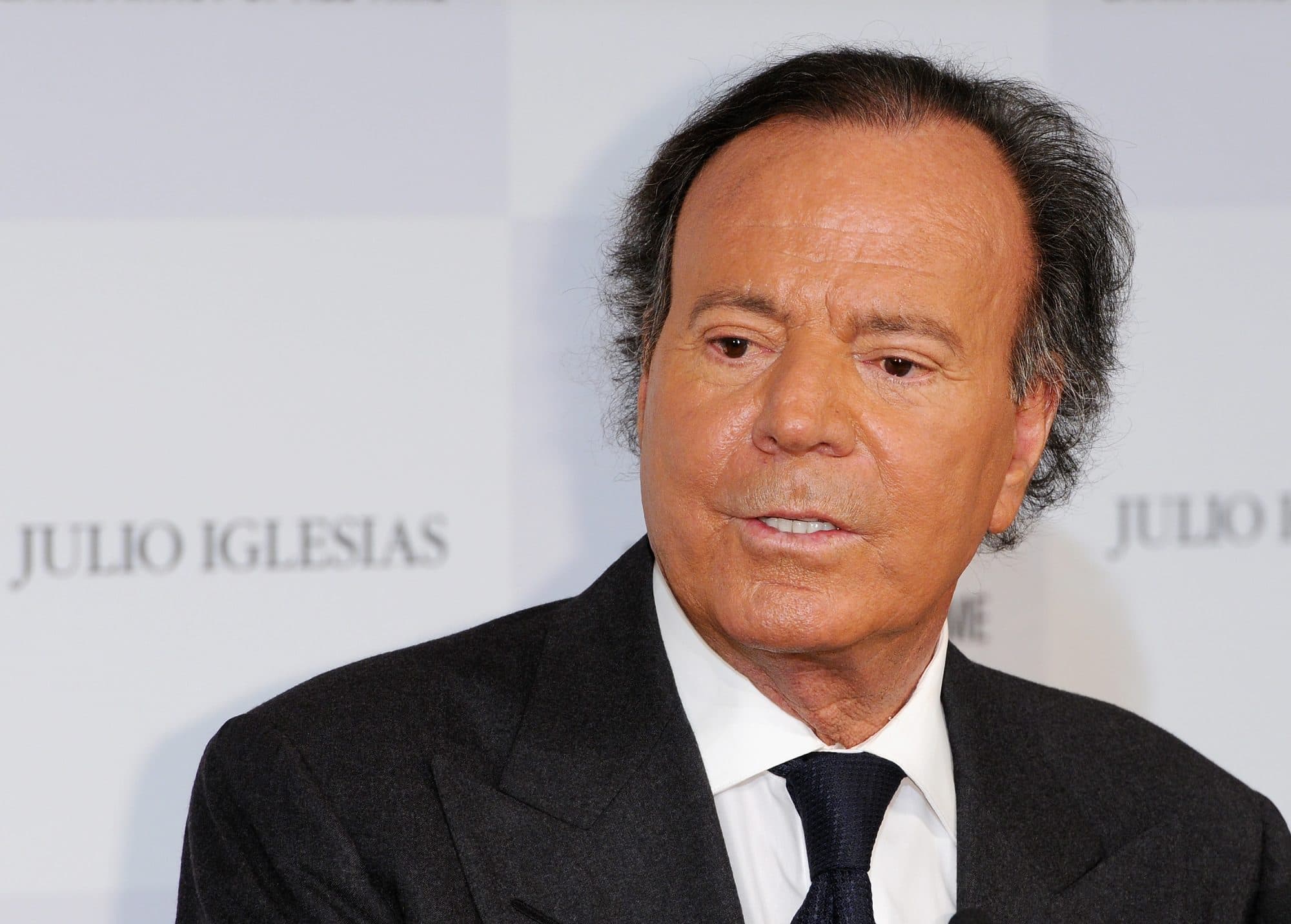 Gobierno de España exige investigar "hasta el final" las denuncias de agresión sexual contra Julio Iglesias