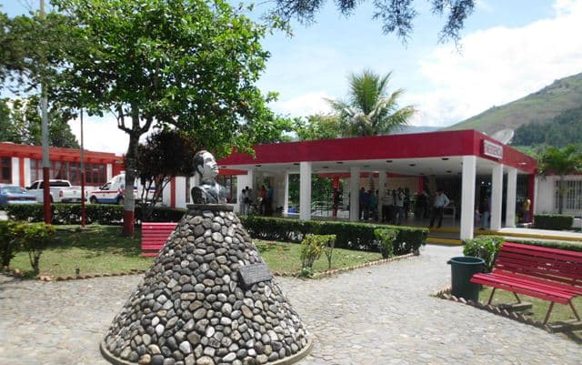 Ocho trabajadores de la salud resultaron afectados por presunta intoxicación con sustancia química en hospital de Trujillo