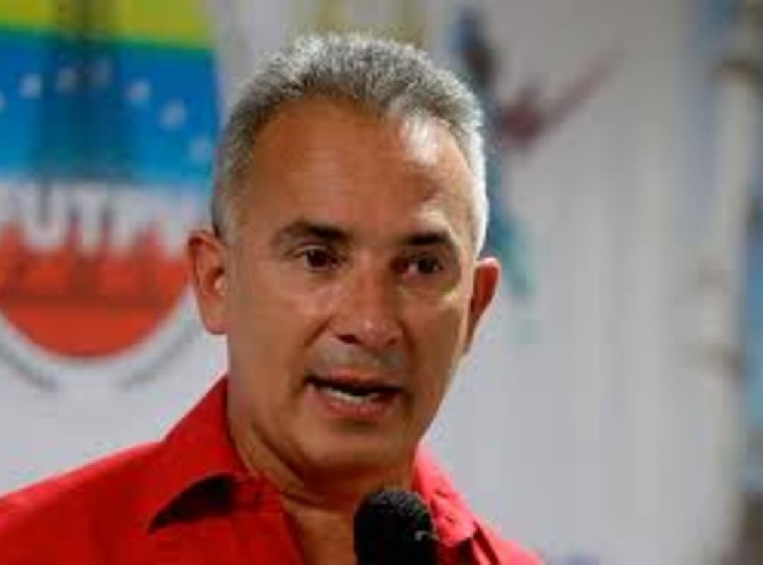 Bernal Defiende Imágenes de Chávez y Maduro en Instituciones Públicas