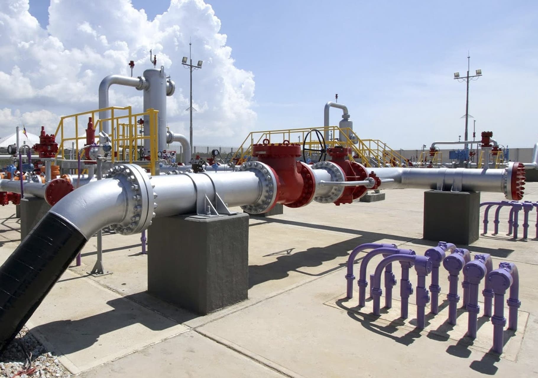 Emiratos Árabes Unidos explora inversiones en el sector gasífero de Venezuela